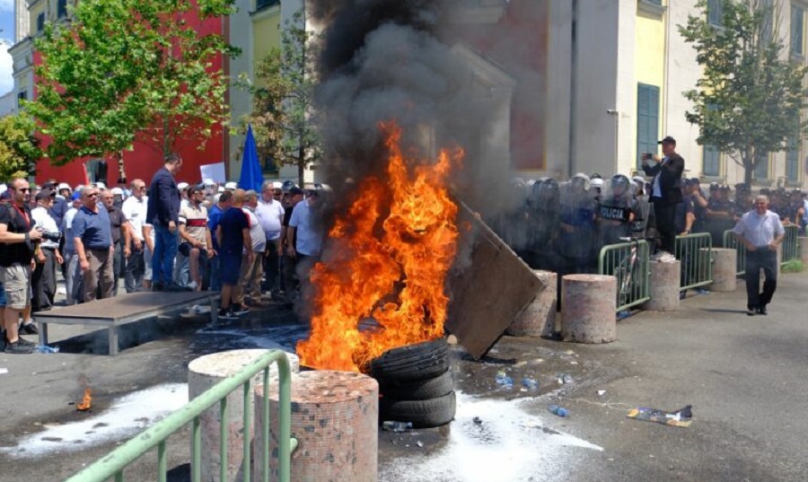 Sot protesta e opozites para bashkise se Tiranes, policia bllokon disa rruge